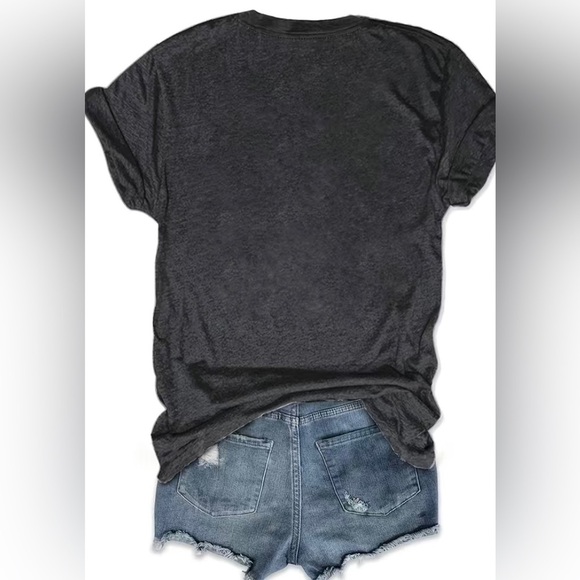 Christmas holiday graphic tee- Chillin with my Gnomies - Picture 2 of 2